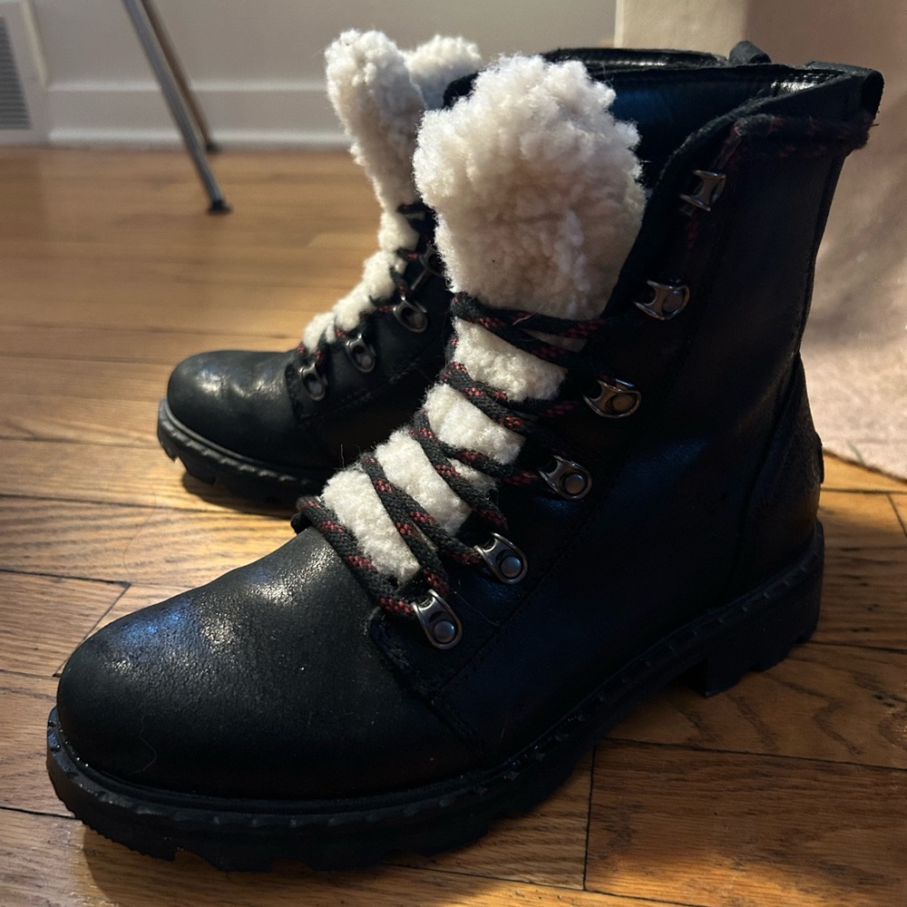 Sorel boots with fur detail black leather, never worn!
Size 8